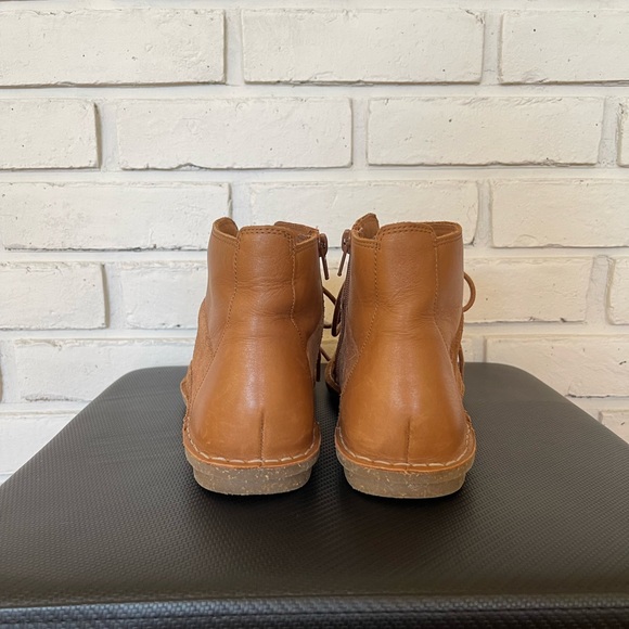 Size 9.5 Clarks leather and suede zip-up and lace-up boots - Picture 4 of 8